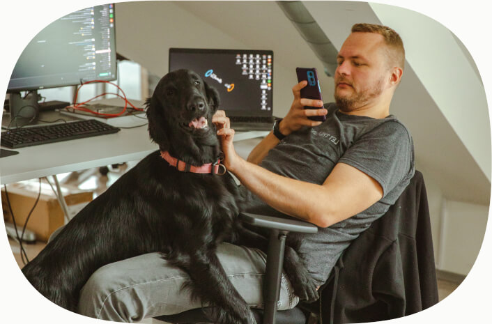 ib.career.people.manPhotographingDog.imageAlt